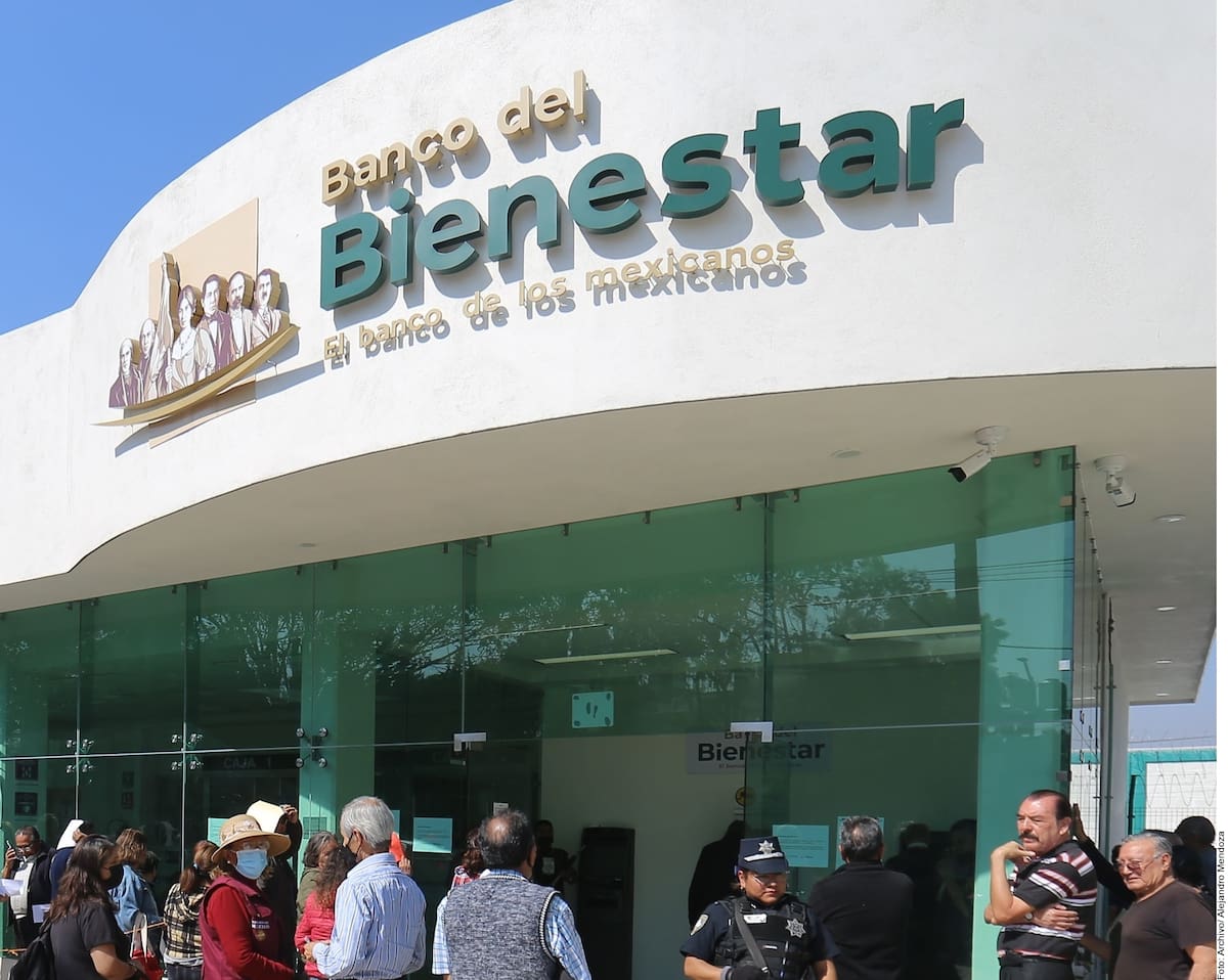Personas de la tercera edad permanecieron hasta más de cuatro horas bajo el sol para cobrar su apoyo federal, ante la alta afluencia y la falta de carpas, sillas y suficiente atención. Foto: Archivo