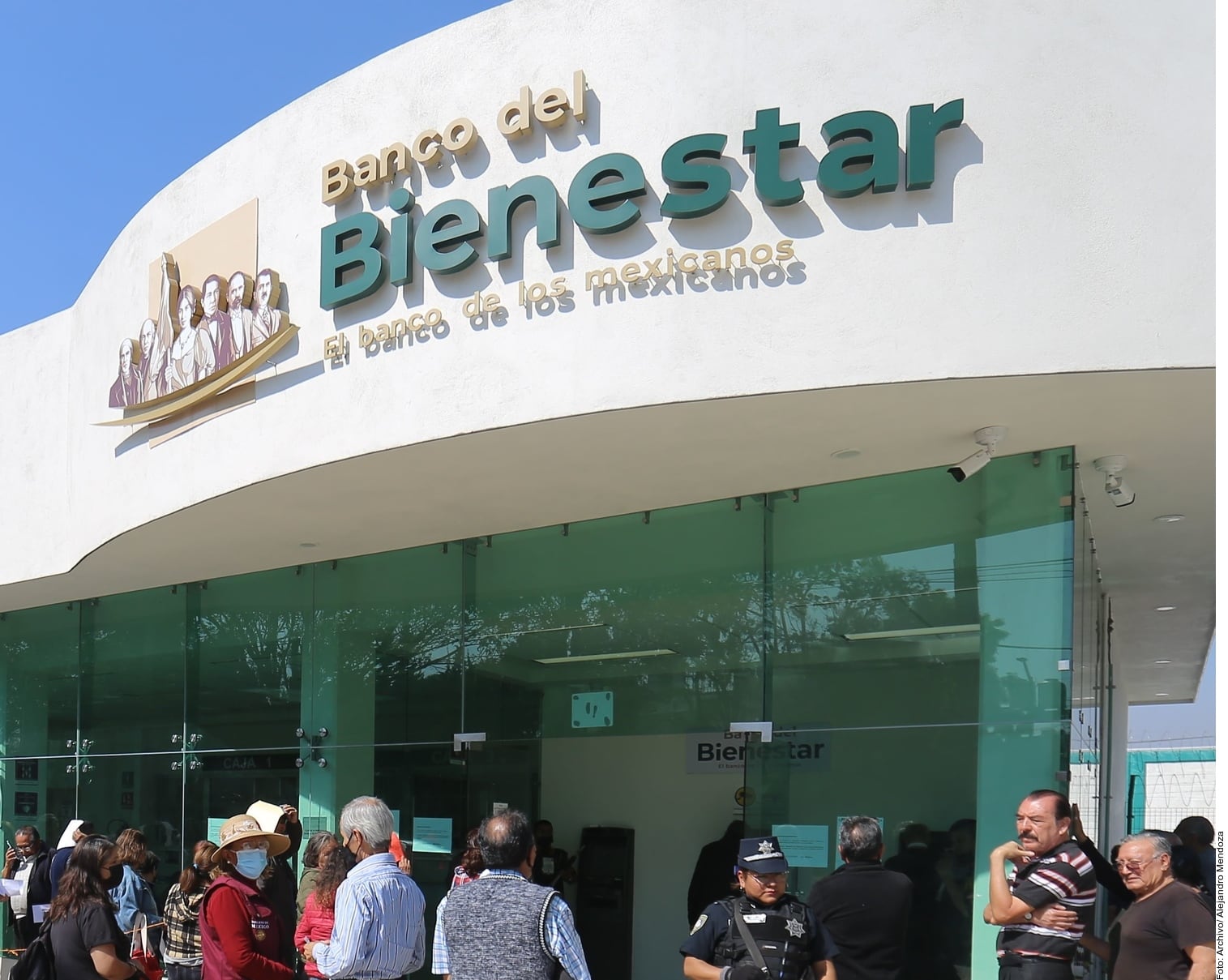 Personas de la tercera edad permanecieron hasta más de cuatro horas bajo el sol para cobrar su apoyo federal, ante la alta afluencia y la falta de carpas, sillas y suficiente atención. Foto: Archivo