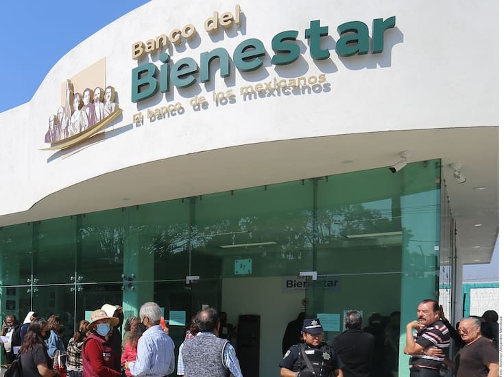Adultos mayores enfrentan largas filas y horas de espera en Banco del Bienestar de El Chaparral