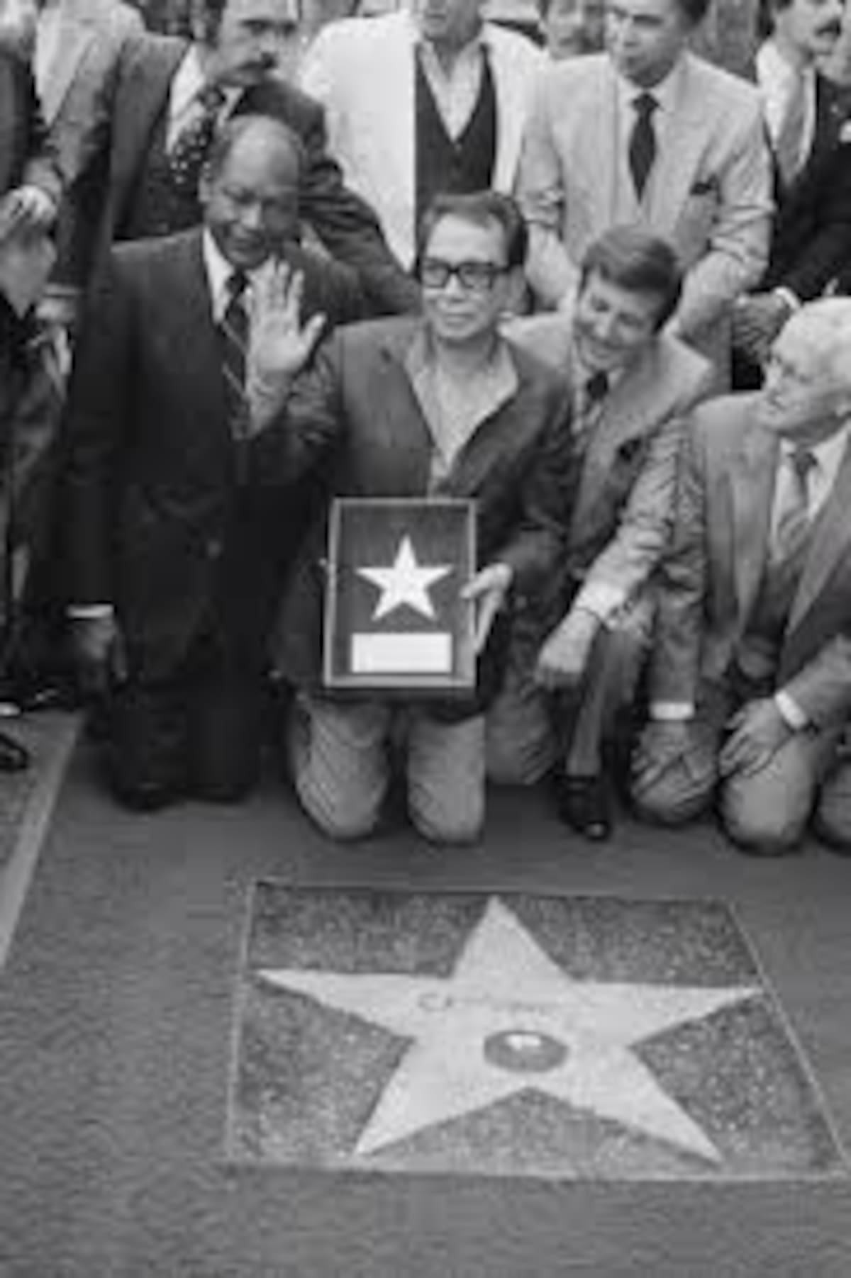Mario Moreno "Cantinflas": El comediante que conquistó Hollywood con su carisma.