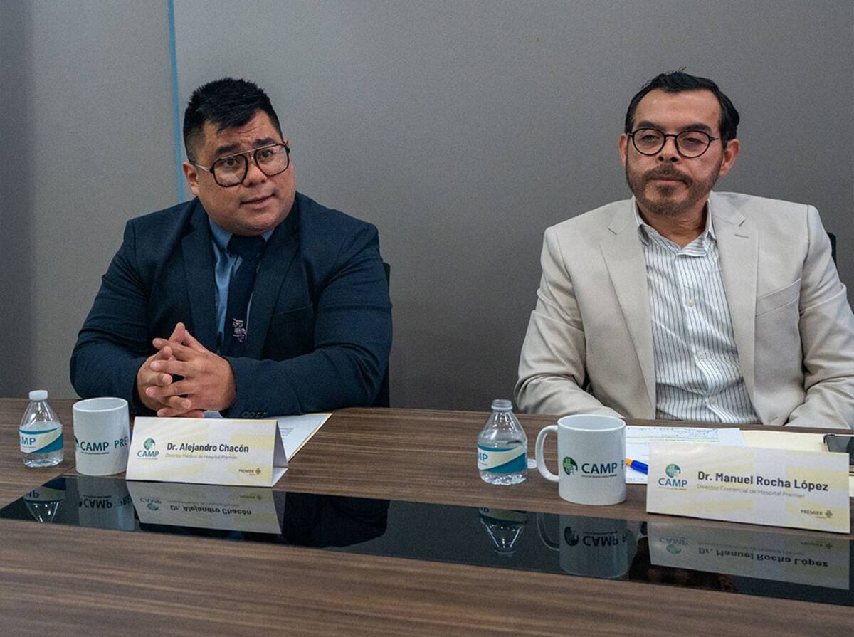 Alejandro Chacón, director médico del Centro Médico Premier y Manuel Rocha López, director comercial de Centro Médico Premier.