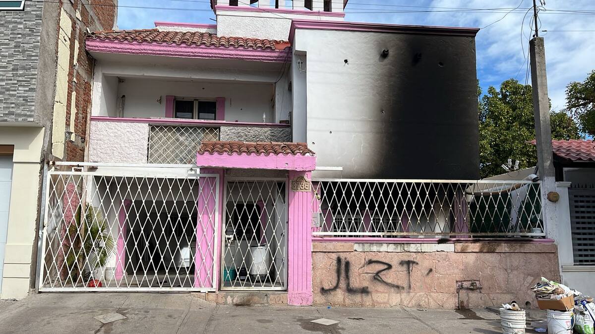 Una de las casas que fueron atacadas a balazos en Culiacán. / TVP.