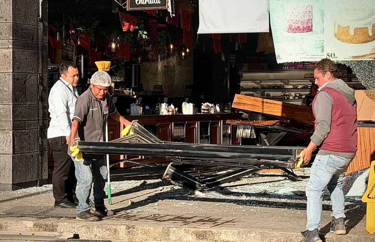 Una camioneta Ford Edge terminó dentro de la panadería La Esperanza, en Natura, Tijuana, tras un presunto error con los pedales; una trabajadora resultó lesionada. Foto: Border Zoom