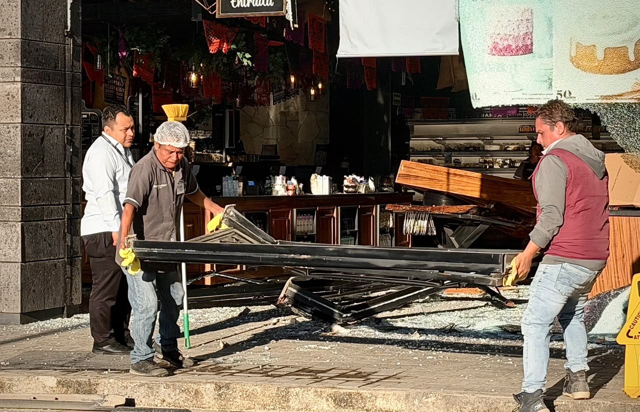 Una camioneta Ford Edge terminó dentro de la panadería La Esperanza, en Natura, Tijuana, tras un presunto error con los pedales; una trabajadora resultó lesionada. Foto: Border Zoom