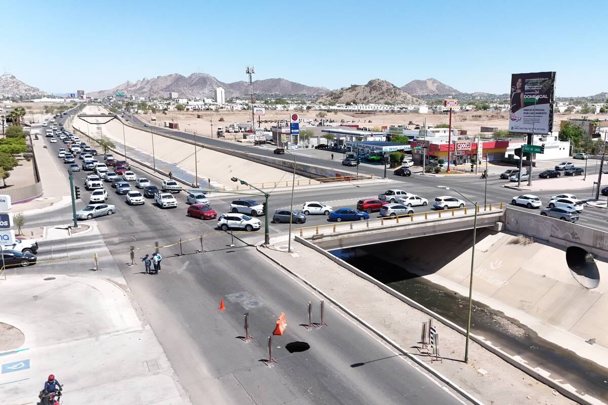 Socavón en Paseo Río Sonora: vecinos sufren entre caos vial y malos olores