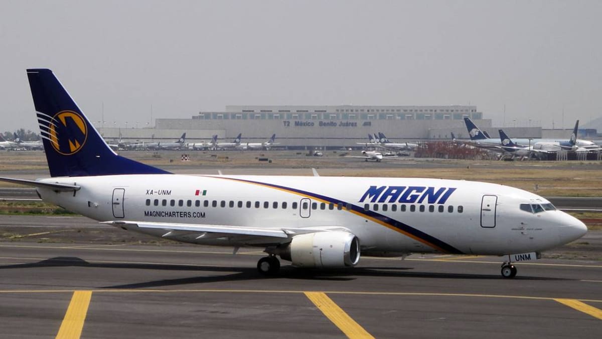 Dueños de Magnicharters permanecen prófugos mientras la aerolínea enfrenta un adeudo fiscal de 150 millones de pesos por impuestos, multas y recargos, lo que mantiene bloqueada su operación