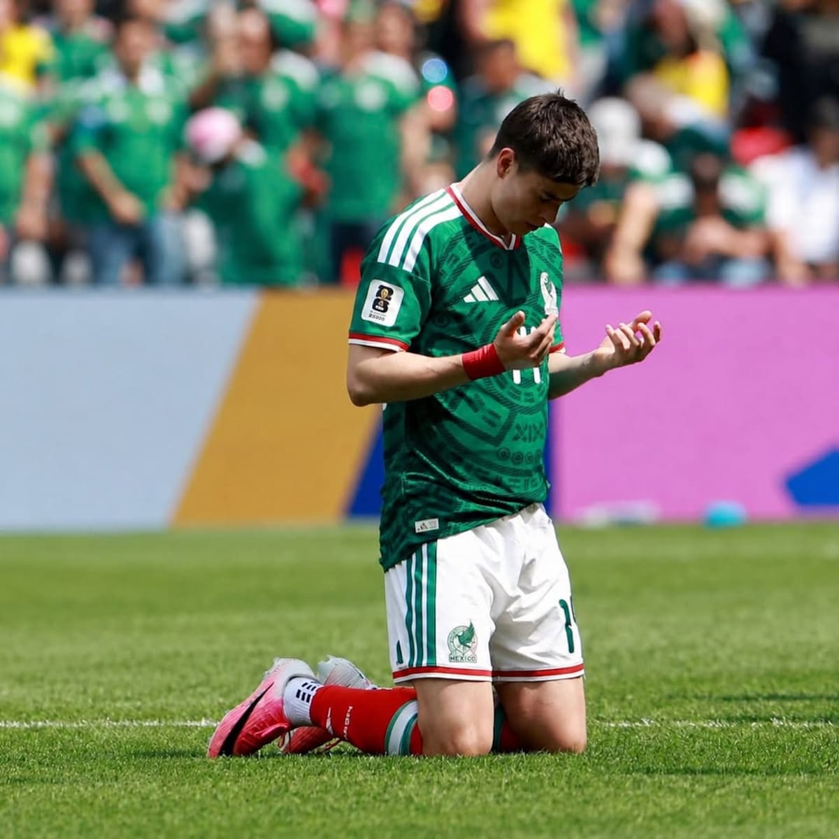 Armando González se toma un momento de intimidad con Dios ante más de 80 mil personas en el Estadio Ciudad de México durante el Mundial 2026. (Foto: @hormiga_glez)