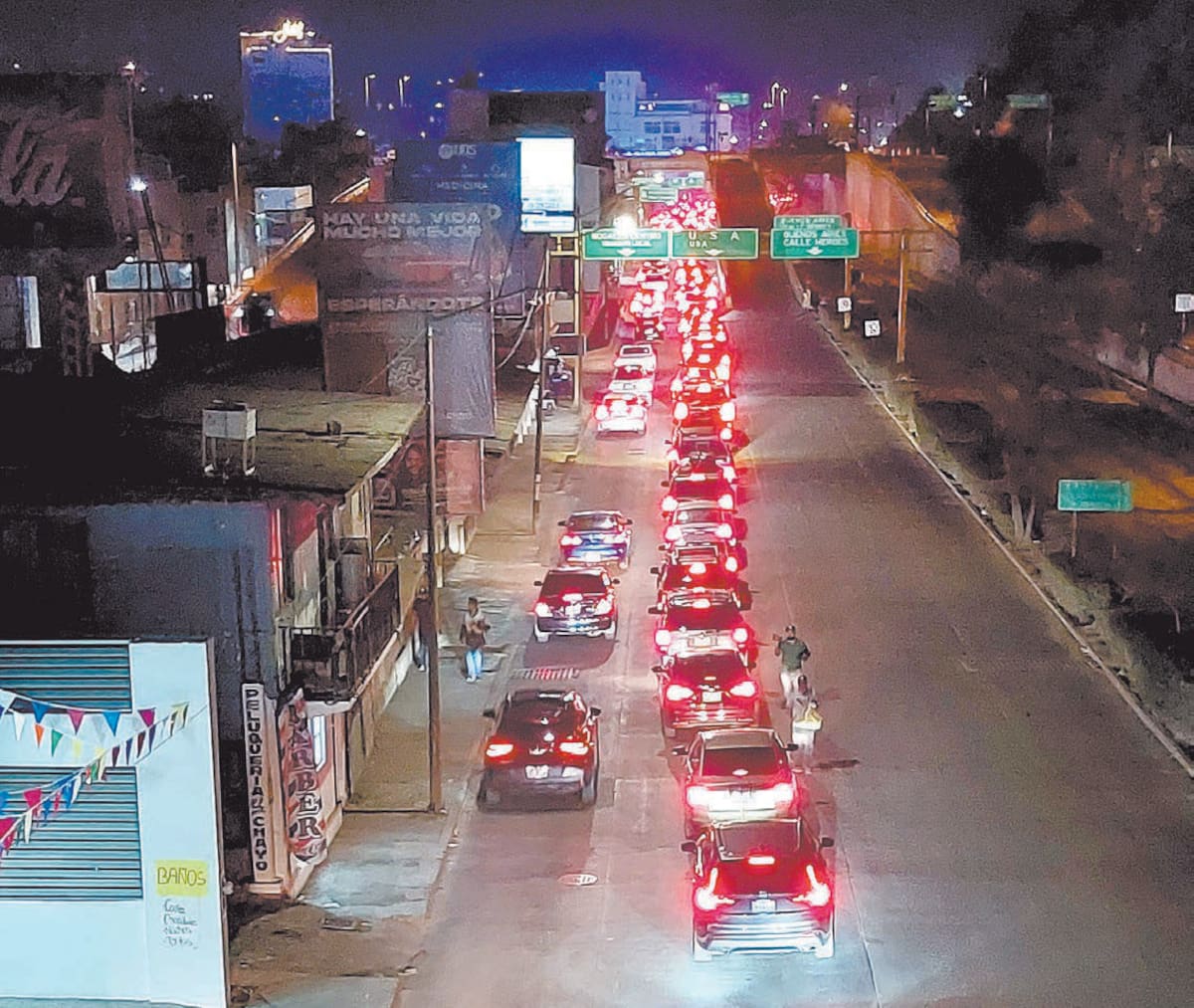 Largas filas se observan en las garitas de Nogales, Sonora. FOTO: MANUEL JIMÉNEZ