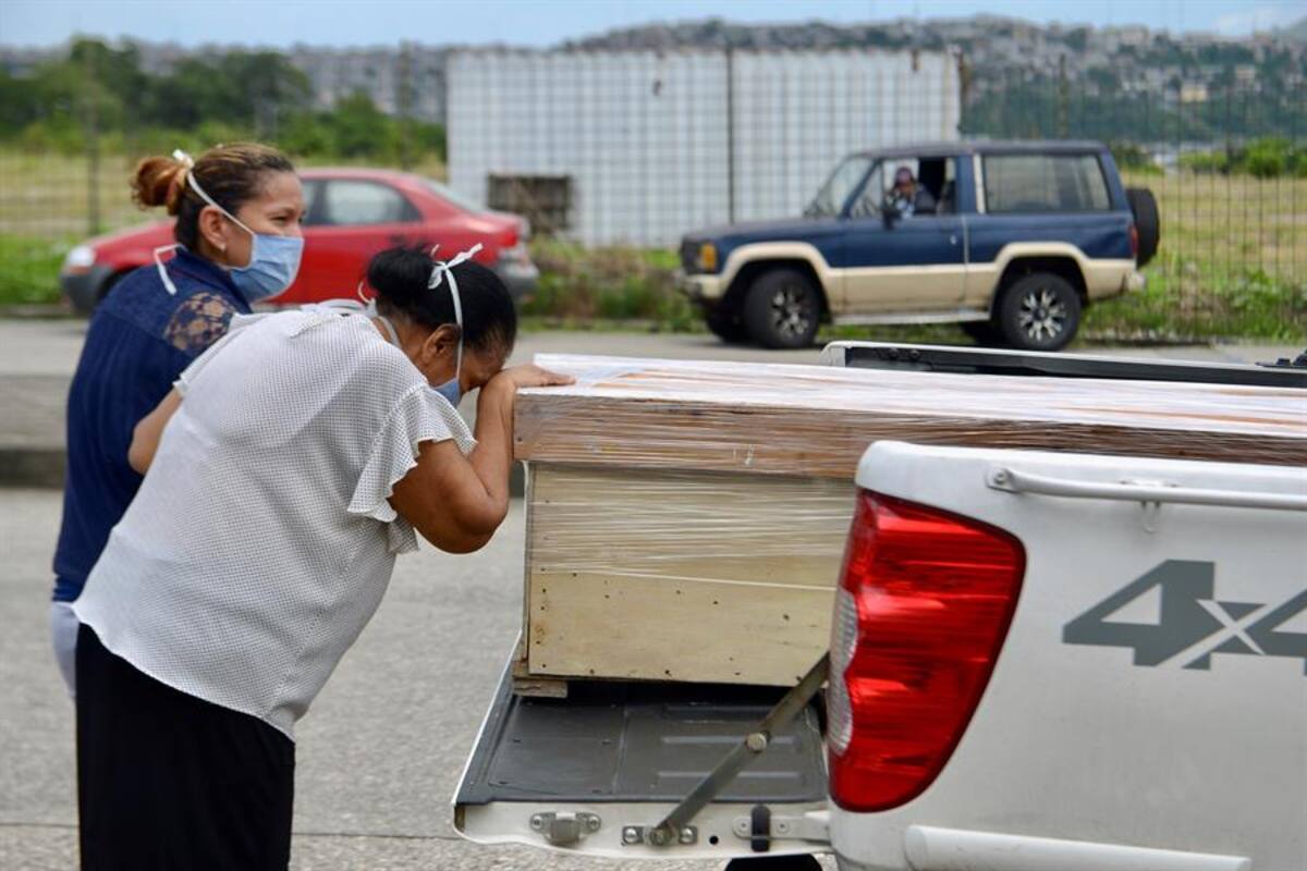 Entregan ataúdes de cartón en Ecuador para los fallecidos por coronavirus