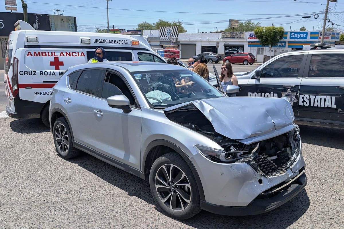 Patrulla y sedán chocan; reportan un herido leve