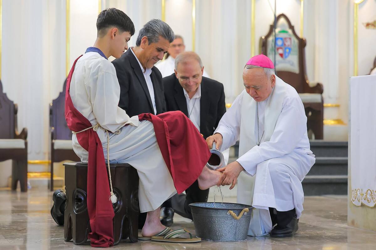 El arzobispo de Hermosillo, Ruy Rendón Leal, evoca al Señor en el lavatorio de pies