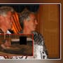 Bill Clinton explicó su foto en un jacuzzi que lo liga a Epstein, aseguró que el sultán de Brunei le pidió meterse y desconoció a la joven que sale a su lado aunque insitió en que era mayor de edad