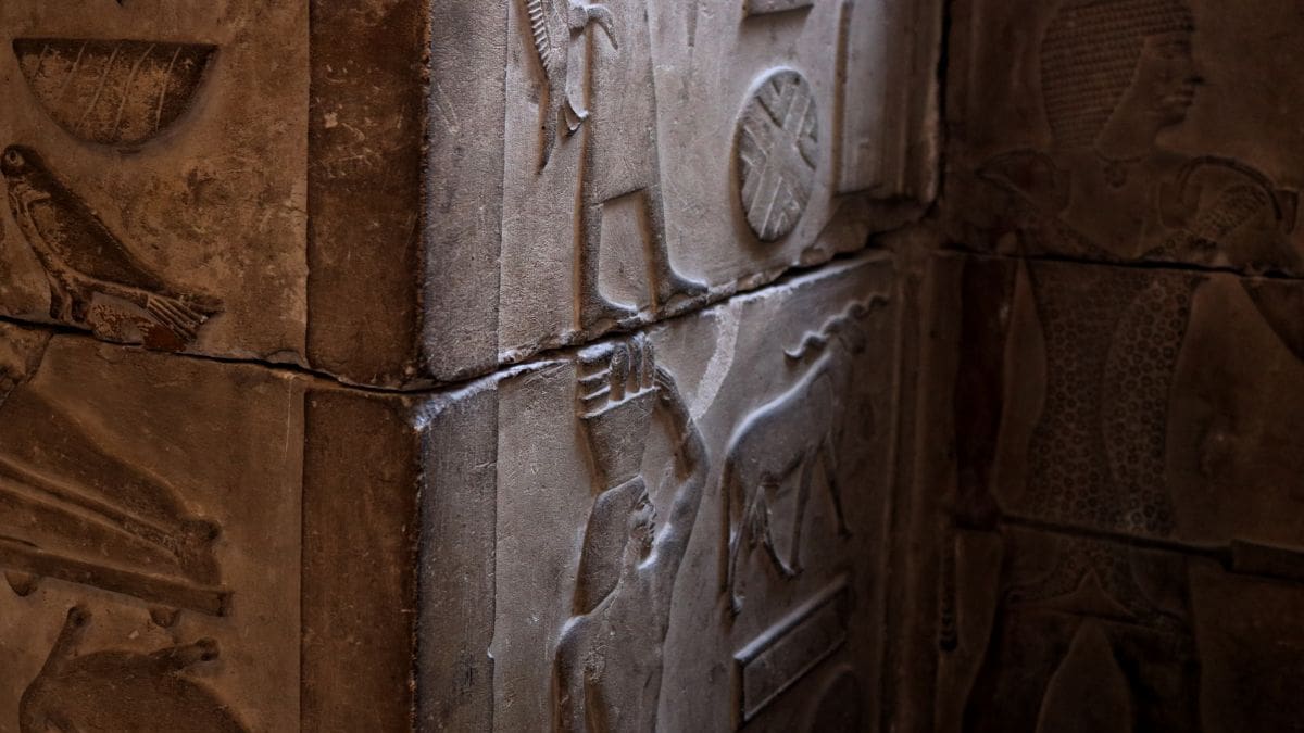 Arqueólogos descubren en Luxor, Egipto, una tumba de 3 mil años con inscripciones que revelan la historia de Paser y su esposa sentados frente a una mesa de ofrendas