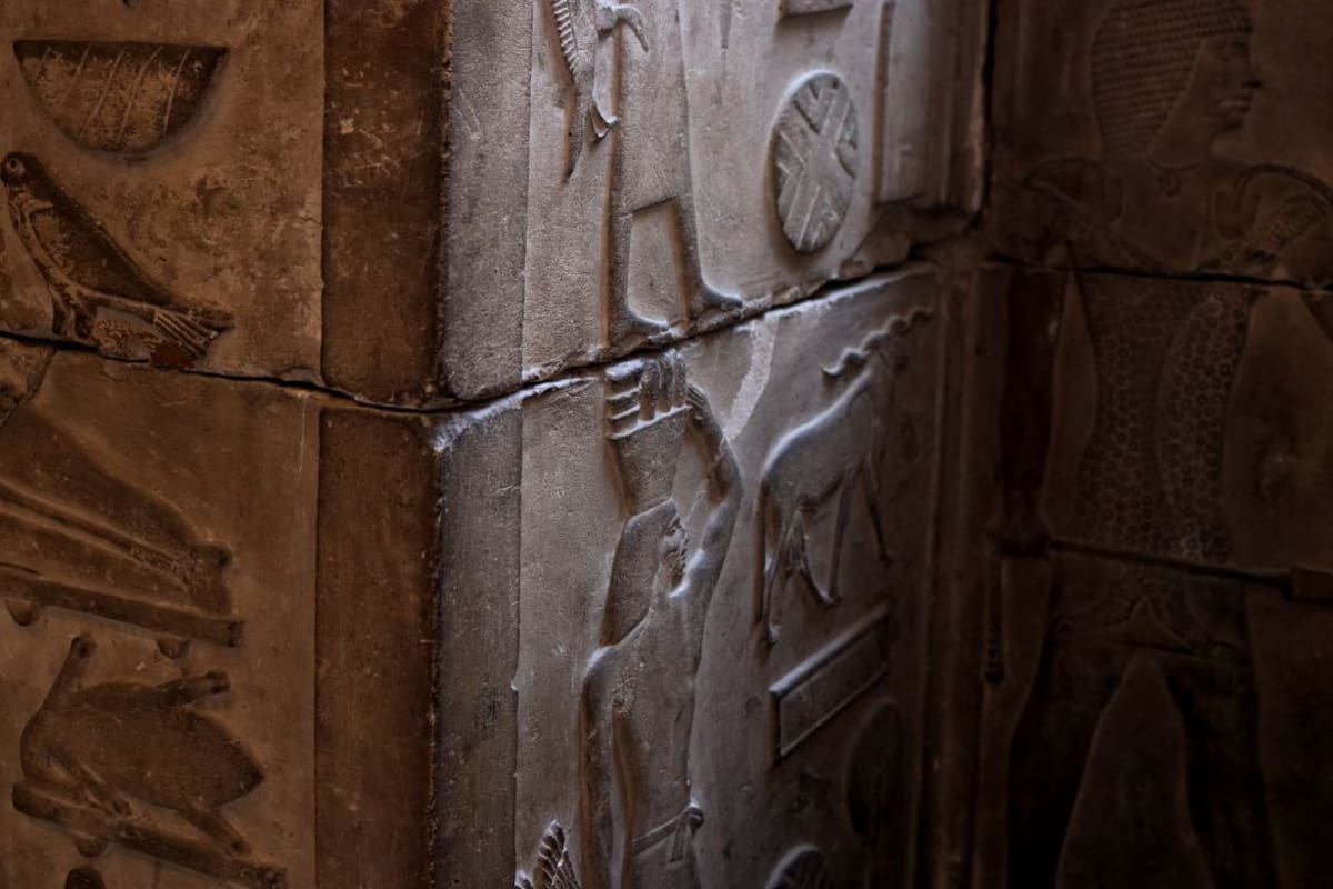 Arqueólogos descubren en Luxor, Egipto, una tumba de 3 mil años con inscripciones que revelan la historia de Paser y su esposa sentados frente a una mesa de ofrendas