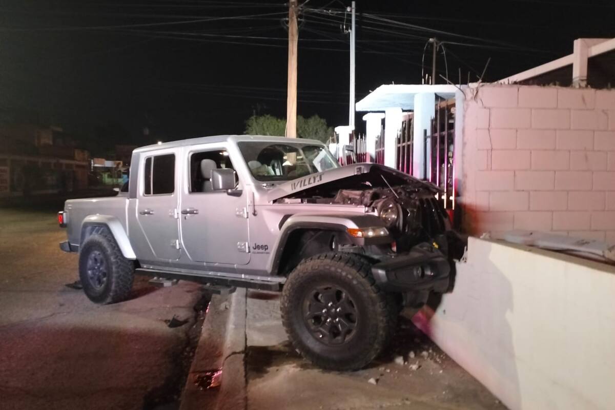 Joven choca camioneta contra domicilio en la Independencia