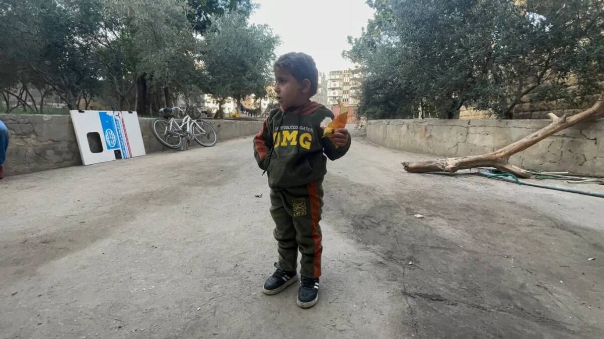 As'ad Khalifa perdió a sus padres tras un ataque aéreo israelí que destruyó su hogar. / CNN.