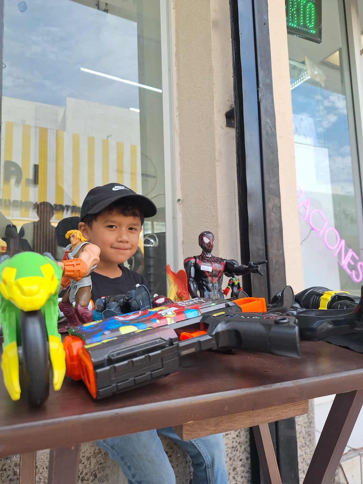 Con solo 5 años, Ian emprende en Hermosillo para apoyar con útiles escolares