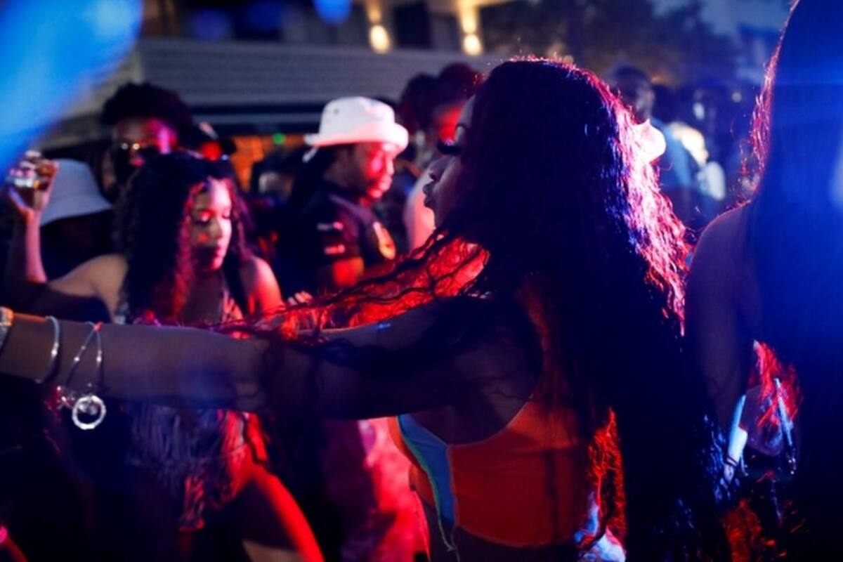 Covid en Estados Unidos: las imágenes del "caos" por el "spring break" en Miami Beach que llevó a las autoridades a declarar un toque de queda por varias semanas
