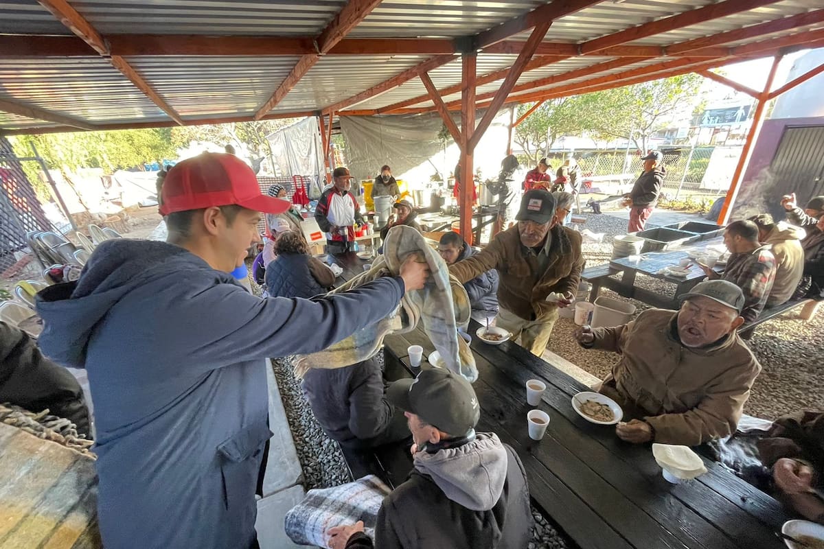 Reciben cobijas personas en situación de calle en Ensenada