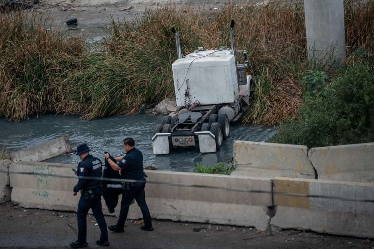 Tráiler cae a la canalización en la Vía Rápida Poniente