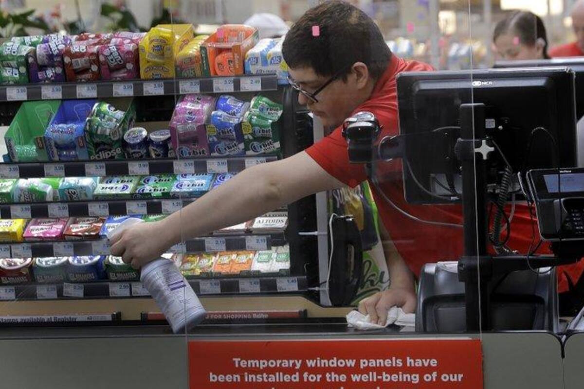 Empleados de supermercados son vitales, pero tienen miedo