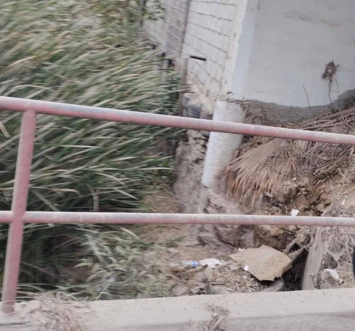 Desde hace meses se realizan obras de construcción que invaden parte del arroyo de la colonia Huahuatay en Rosarito.
