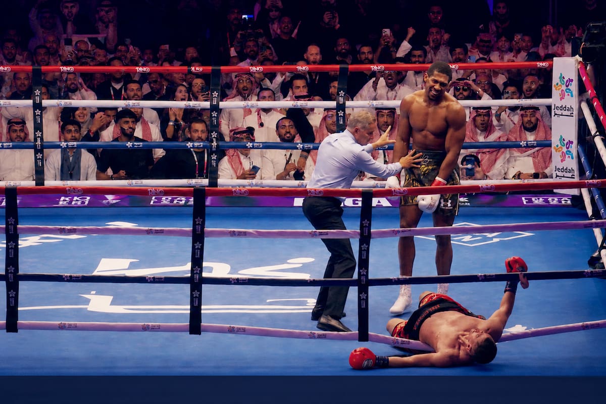 Anthony Joshua se levanta de dos caídas y noquea a Kristian Prenga en el segundo round; deja listo el combate contra Tyson Fury