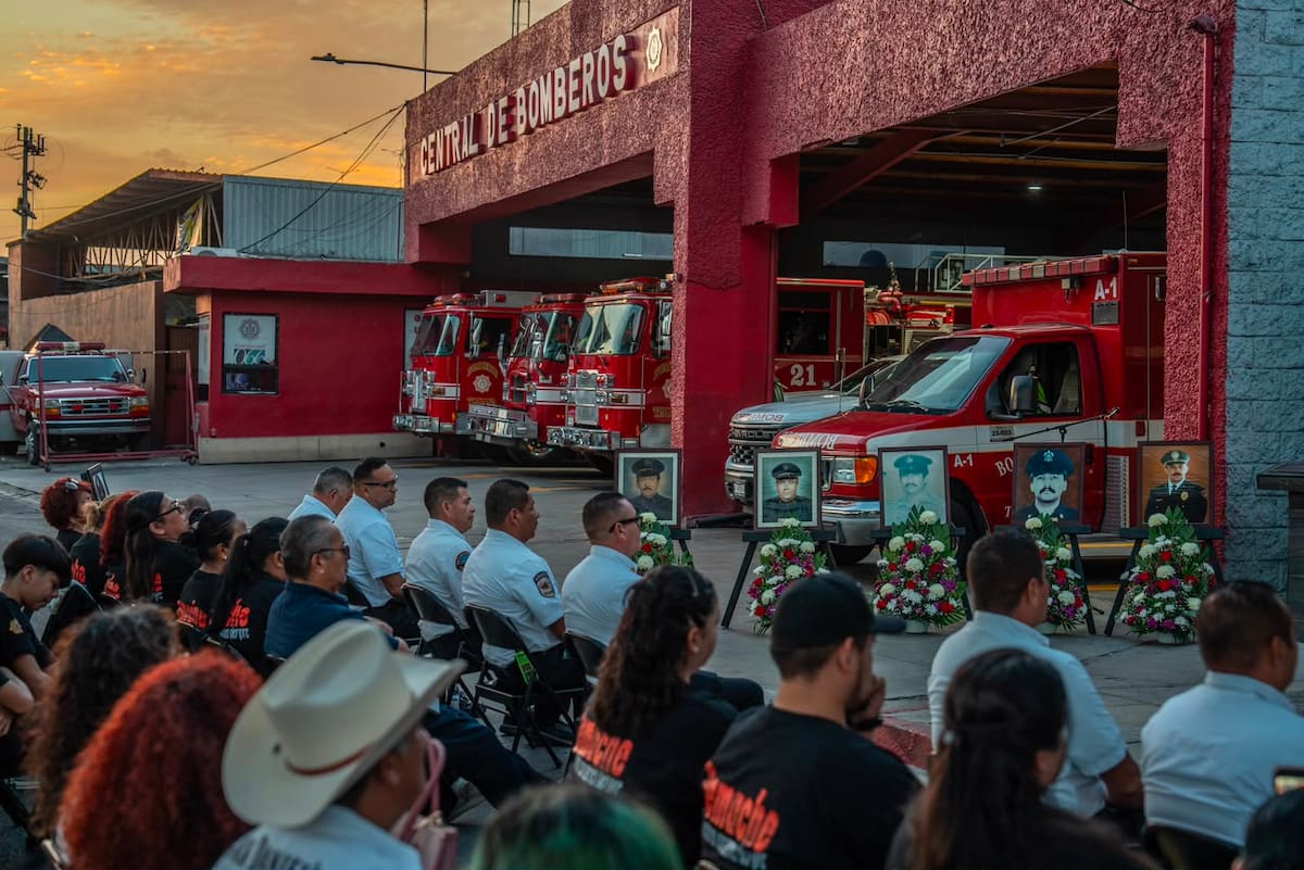 Familiares de los capitanes Daniel Reynoso y Juan de Dios Romero colocaron las placas con sus nombres en el Memorial de Bomberos Tijuana. Foto: Border Zoom.