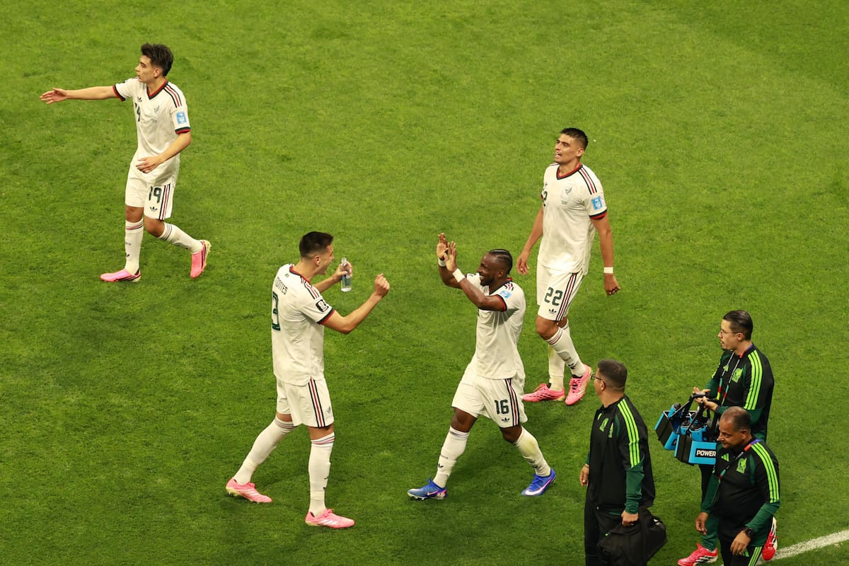 Julián Quiñones (centro-derecha), de México, celebra un gol durante un partido del Grupo A del Mundial FIFA 2026 entre República Checa y México, en el Estadio Azteca de la Ciudad de México, México, el 24 de junio de 2026. | Crédito: EFE