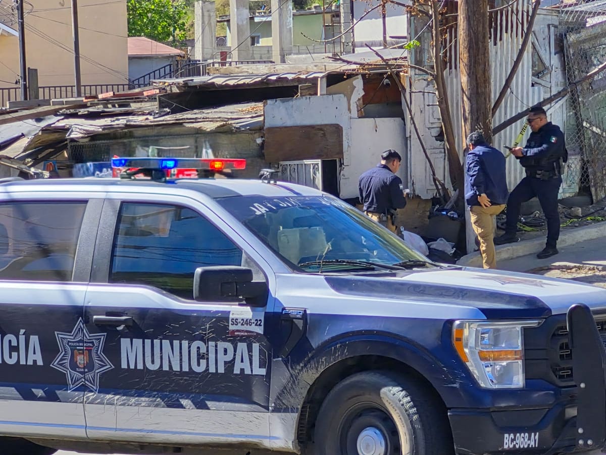 El hecho fue reportado a las 11:14 horas del lunes y rápidamente acudieron policías municipales y paramédicos de la Cruz Roja. Foto: Sergio Ortiz