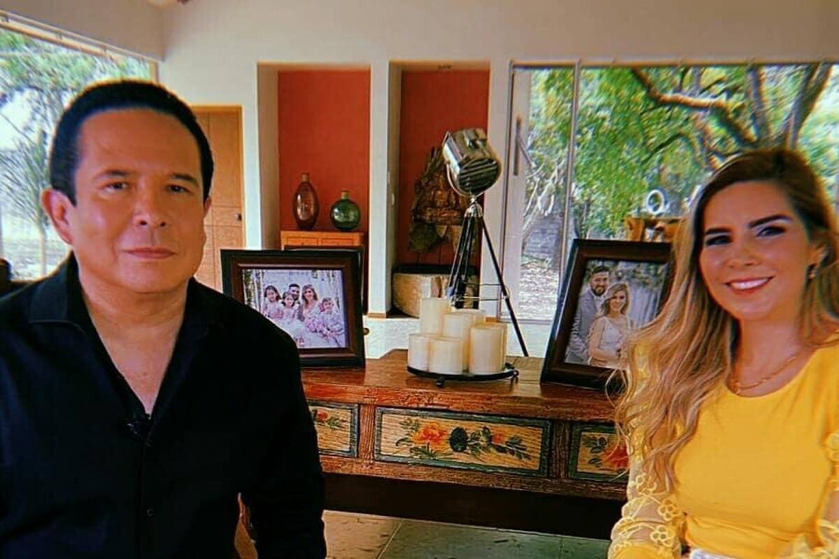 Tachan de vendido a Gustavo Adolfo Infante por entrevista a Karla Panini
