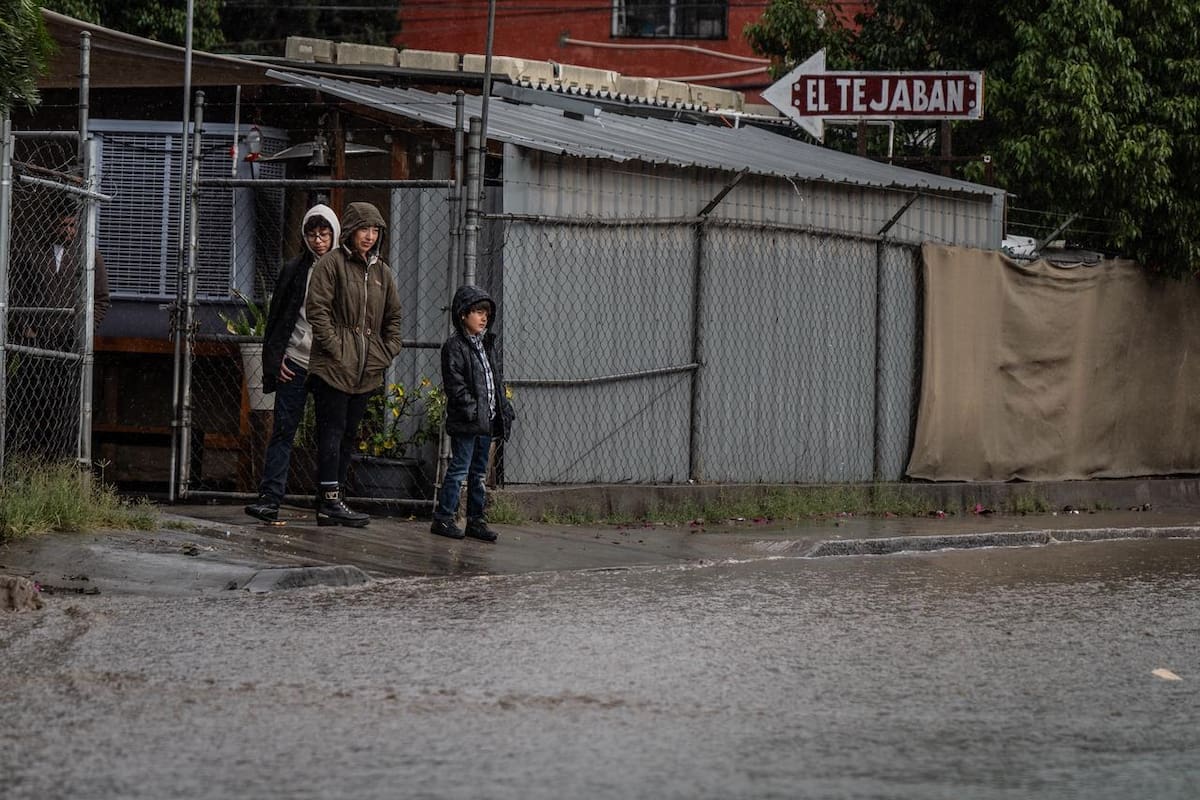 Autoridades de Baja California evalúan condiciones de escuelas tras lluvias; descartan suspensión masiva