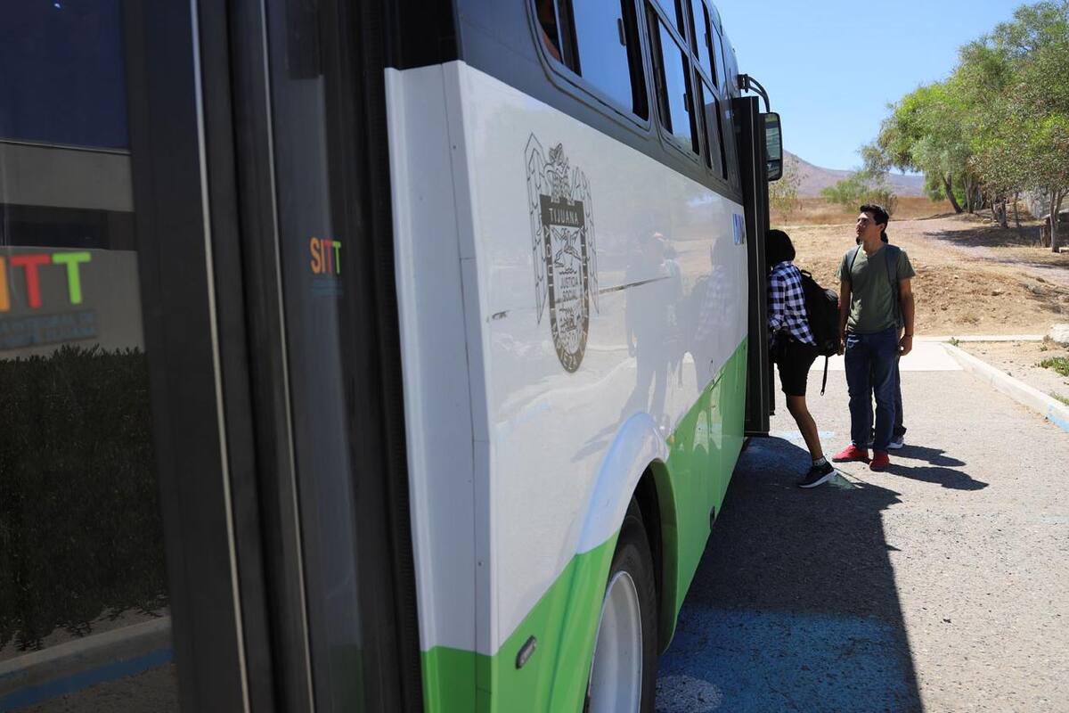 Estudiantes Valle de las Palmas padecen por falta de transporte