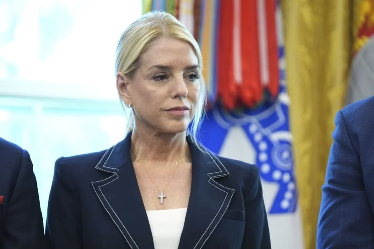 La fiscal general Pam Bondi escucha mientras el presidente Donald Trump celebra la ceremonia de firma de una orden ejecutiva en la Oficina Oval de la Casa Blanca, el lunes 25 de agosto de 2025, en Washington. | Crédito: AP/Evan Vucci