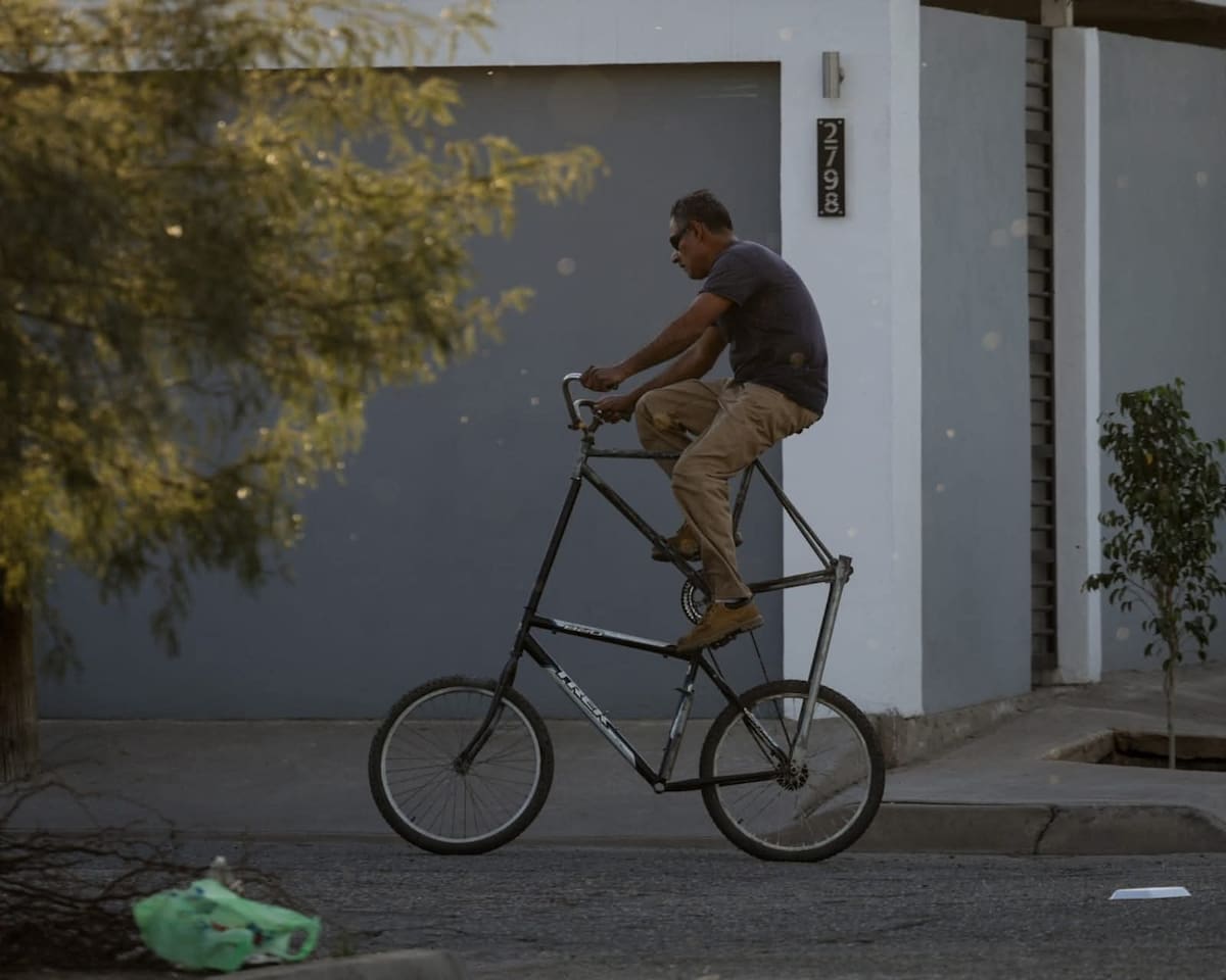 Un ciclista fue captado mientras maniobraba una bicicleta de estructura doble, una pieza de fabricación artesanal, generando dudas sobre cómo sube o baja de ella, incluso qué hace al detenerse en un alto. (Foto: Javier Gallegos).