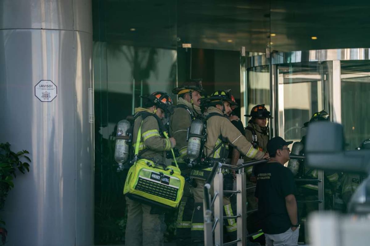 Bomberos atendió a dos mujeres encontradas inconscientes en la cocina del Hotel Marriott de Tijuana. Foto: Border Zoom