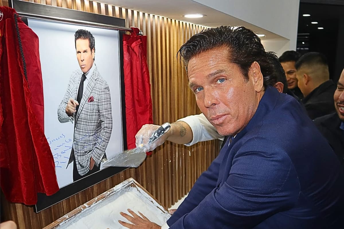 Plasma Roberto Palazuelos sus huellas en el Muro de las Estrellas de Canaco Tijuana