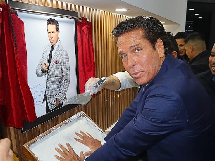 Plasma Roberto Palazuelos sus huellas en el Muro de las Estrellas de Canaco Tijuana