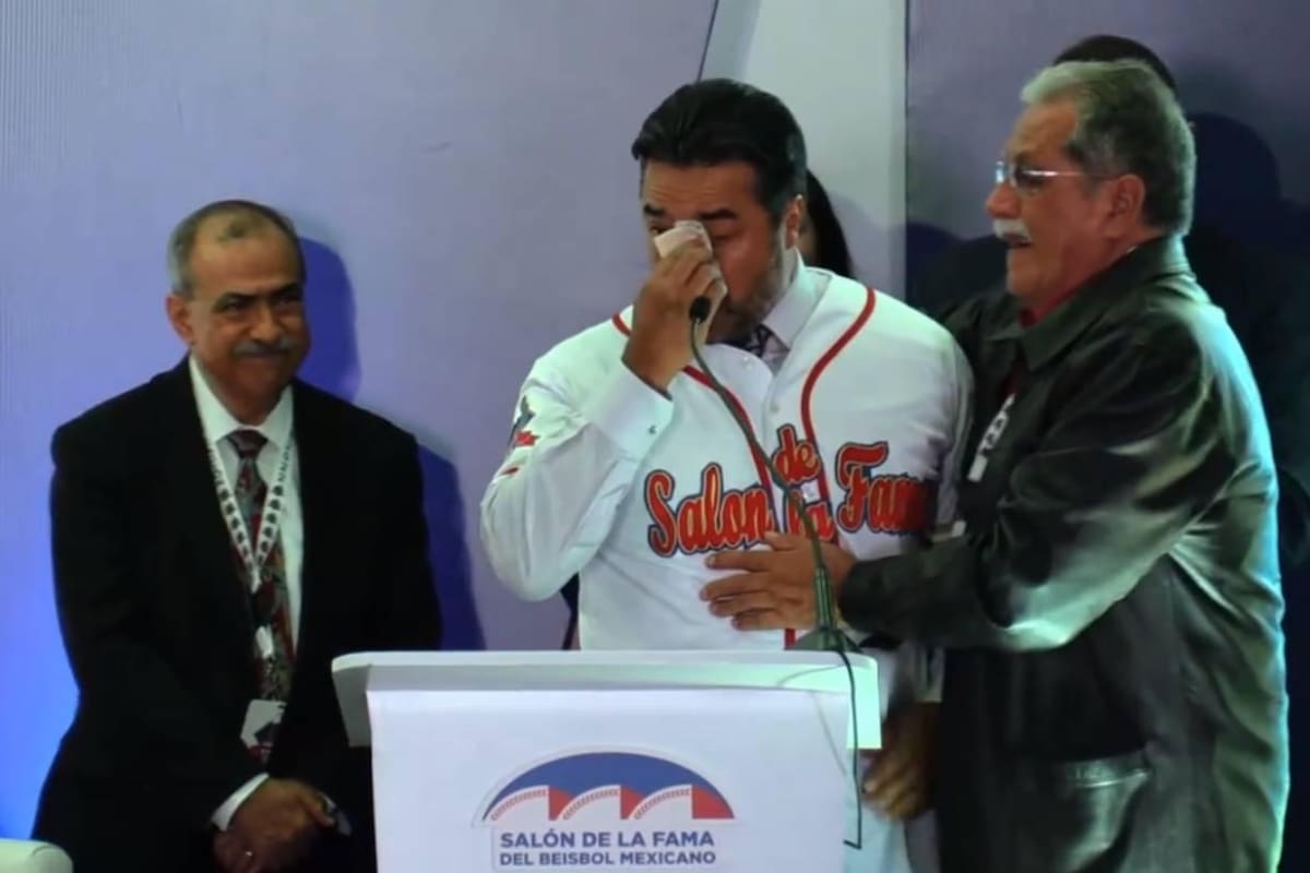 Llora Vinicio Castilla al entrar al Salón de la Fama del Beisbol Mexicano, leyenda de Naranjeros