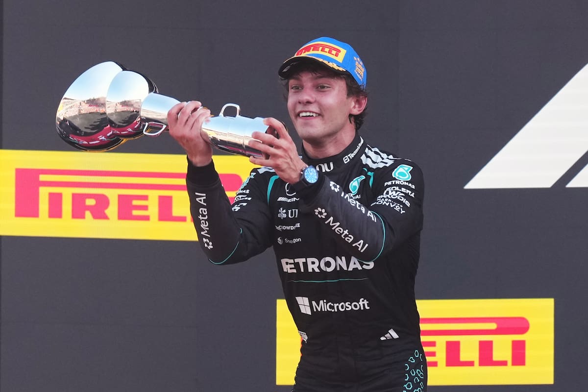 El piloto italiano de Mercedes, Andrea Kimi Antonelli, celebra en el podio tras ganar el Gran Premio de Italia de Fórmula 1, en Monza, Italia, el domingo 6 de septiembre de 2026. (Foto AP/Antonio Calanni)