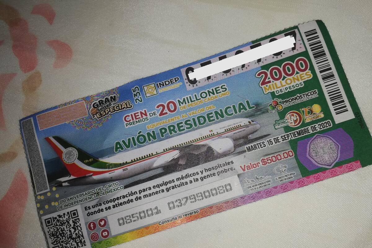 Escuela gana rifa de avión de AMLO; acusan que grupo armado quiere quitarle el dinero