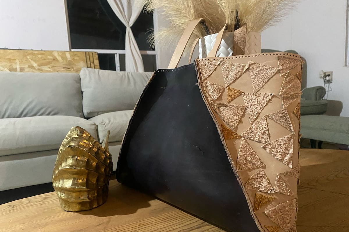 Mujeres de Isla de Cedros elaboran artículos con piel y escama de pescado