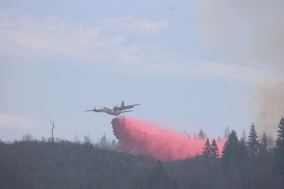 Ordenan evacuaciones tras incendio forestal en la región vinícola de California