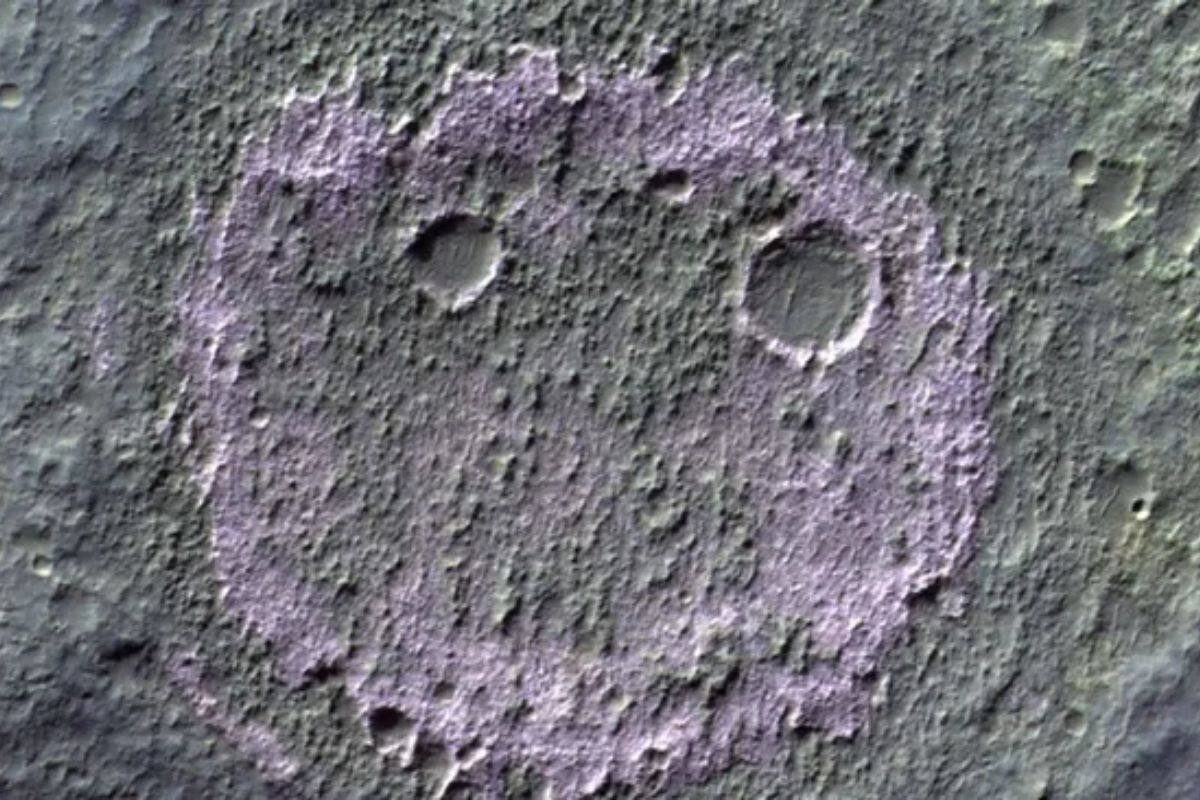 Rostro “sonriente” detectado en Marte, científicos creen que podría ser clave en encontrar señales de vida
