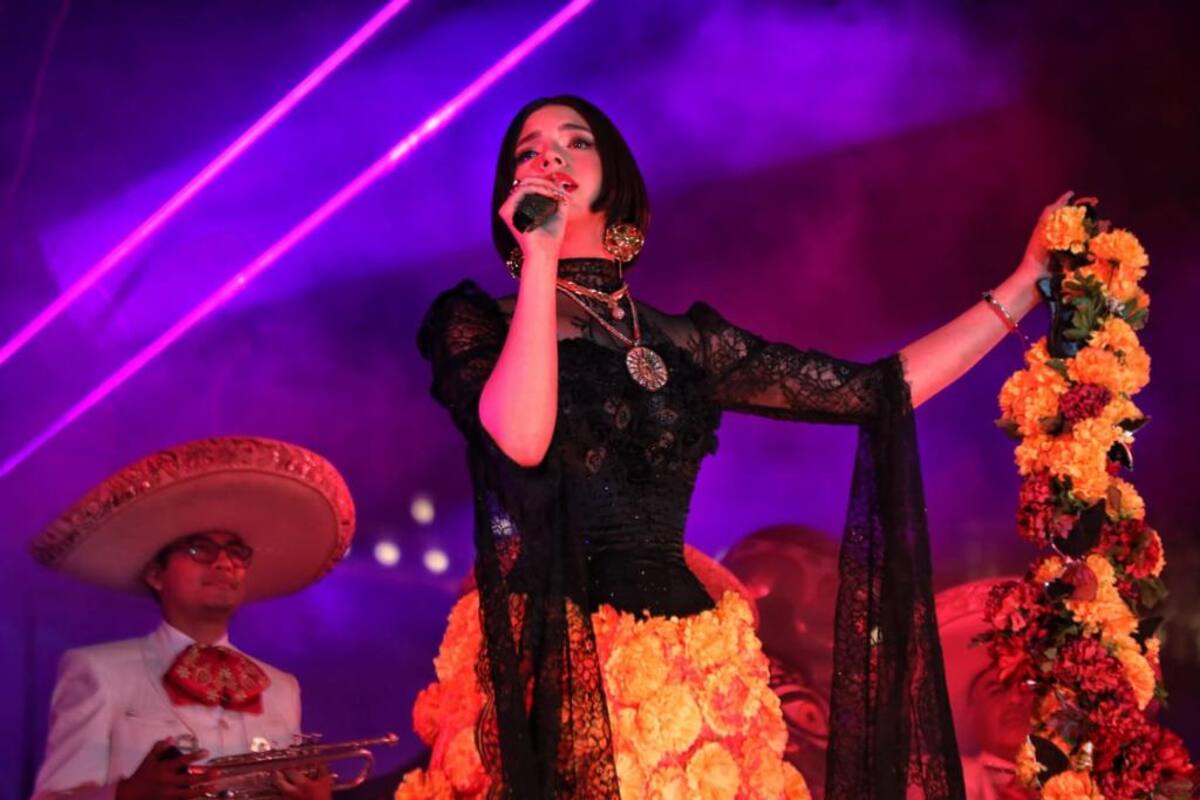 Desfile de Día de Muertos: Ángela Aguilar viste cempasúchil en su atuendo durante concierto en Zócalo