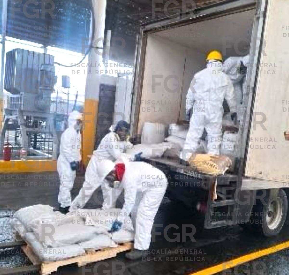 La FGR destruyó toneladas y miles de litros de precursores químicos asegurados en operativos de seguridad federal. Foto: Cortesía