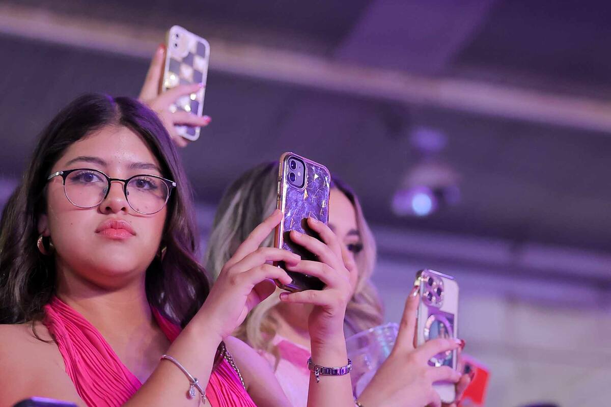 Joven mujer de lentes mira a la cámara de EL IMPARCIAL durante la presentación de "La letra muda", otro de los apodos de Antonio Herrera Pérez.