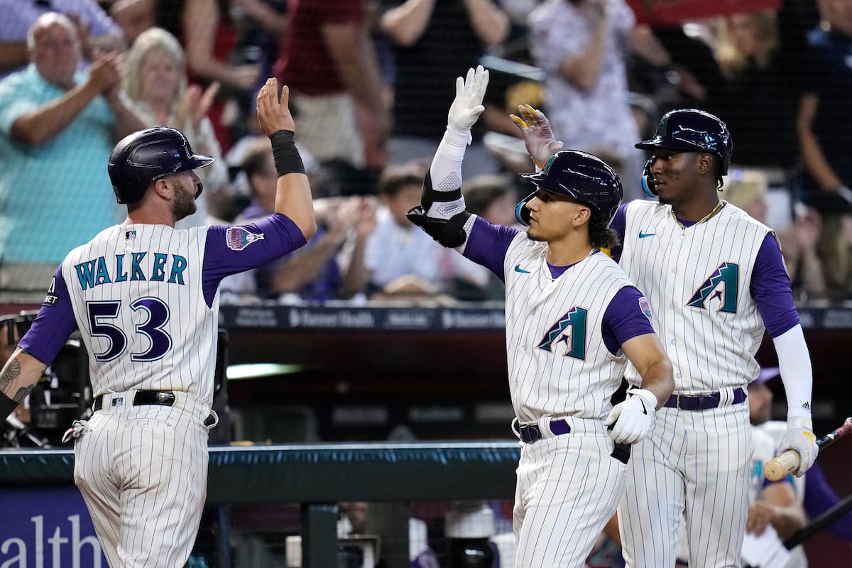 Alek Thomas celebra al anotar con los Diamondbacks en el Chase Field (Foto: AP Foto/Ross D. Franklin)