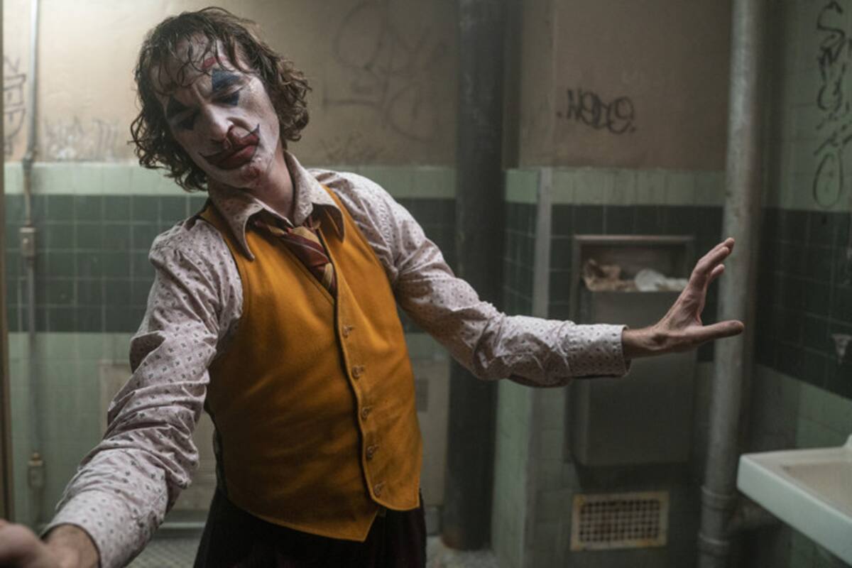 Joven vestido de 'Joker' posa con dos AK-47 y pide boletos para ver la película
