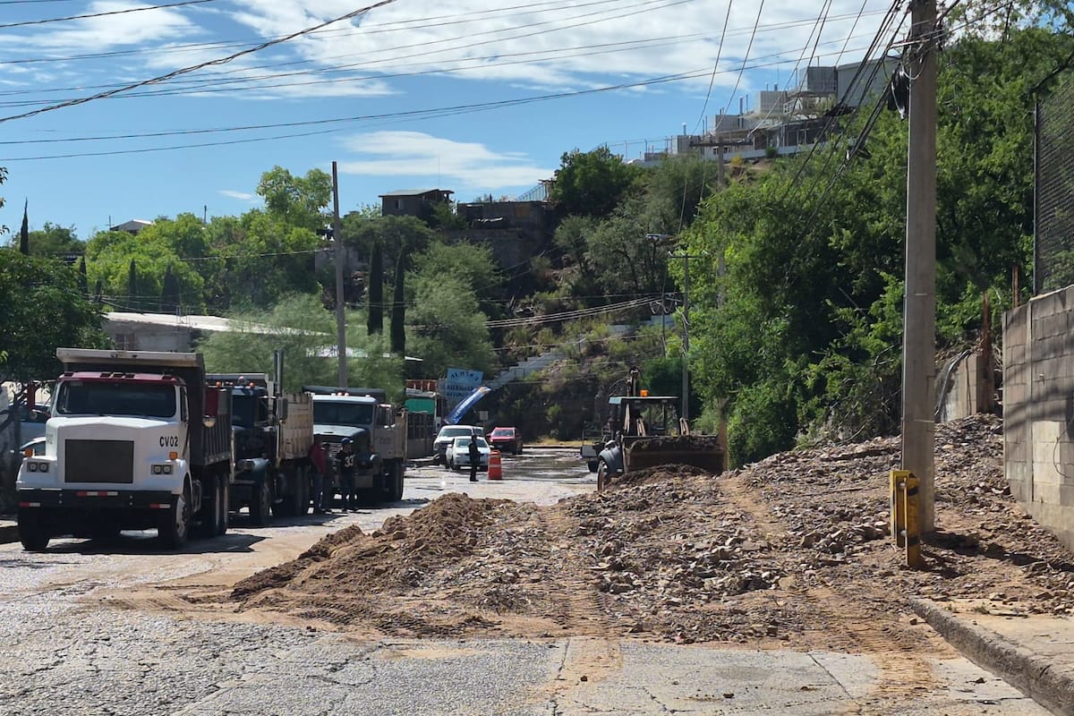 Lluvias en Nogales dejan calles inundadas de tierra y basura; 6 colonias se encuentran sin servicio de agua por reparación de tubería